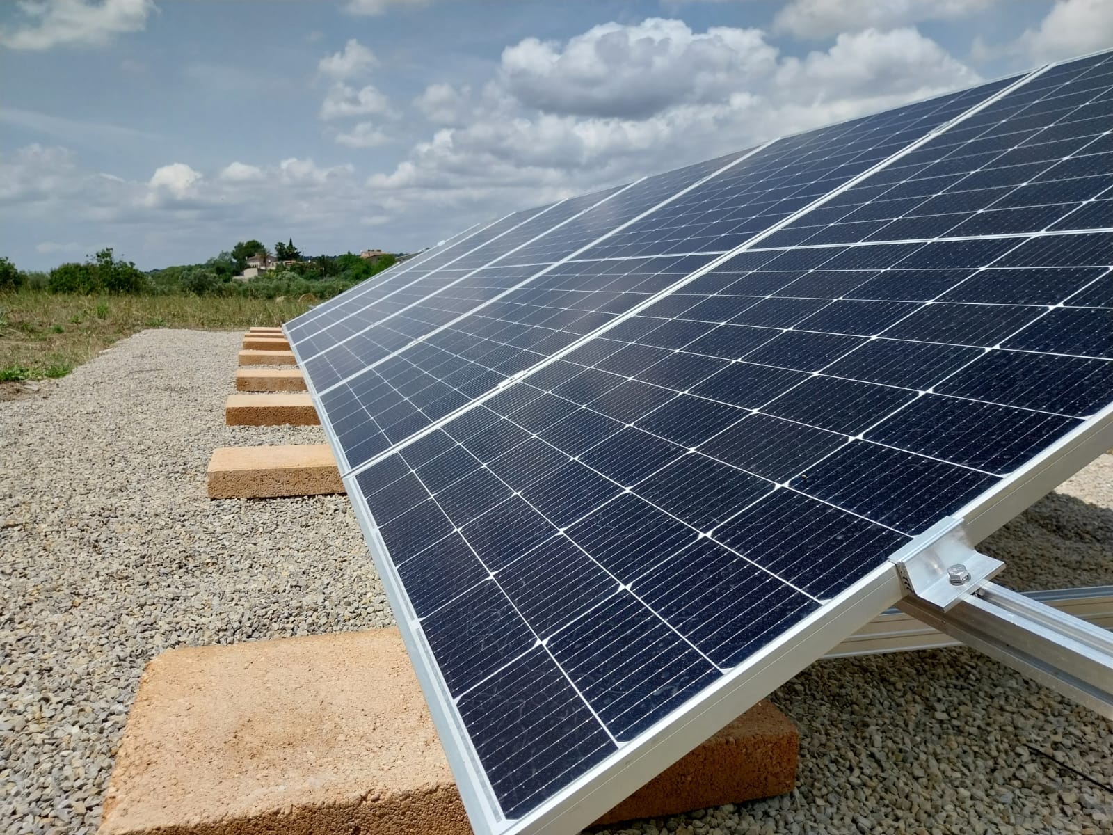 Placas solares en suelo rústico